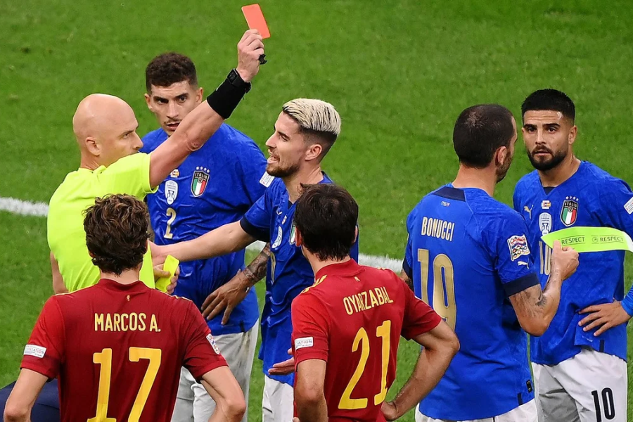 Итальянские СМИ о работе Карасева в полуфинале Лиги наций: «Справедливо удалил Бонуччи»