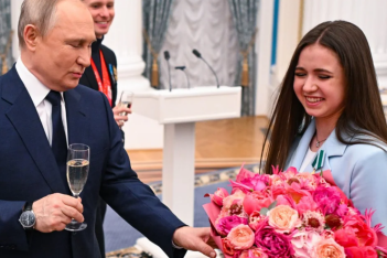 «Награда за лучшее мошенничество в фигурном катании»: иностранцы в YouTube о встрече Путина с Валиевой