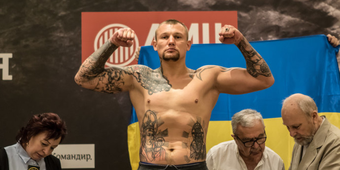 Украинский боксер развернул в Москве желто-синий флаг