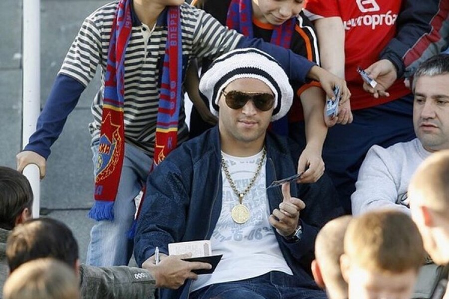 Бывший игрок ЦСКА Карвальо пошутил над своей одеждой времен пребывания в России