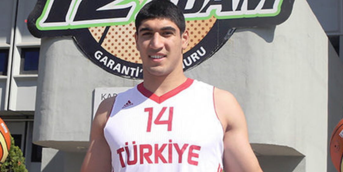 Турецкую звезду НБА объявили террористом за критику Эрдогана