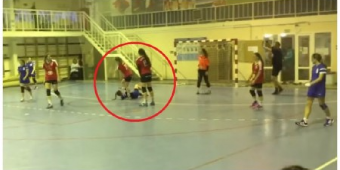 Шокирующая сцена из российской юношеской женской гандбольной лиги