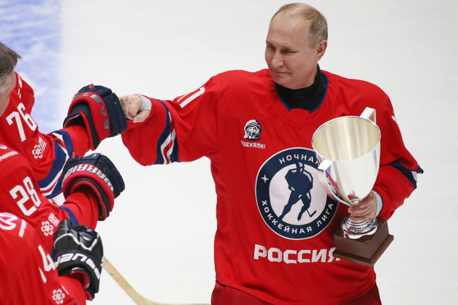 Глава мирового хоккея назвал президента России героем