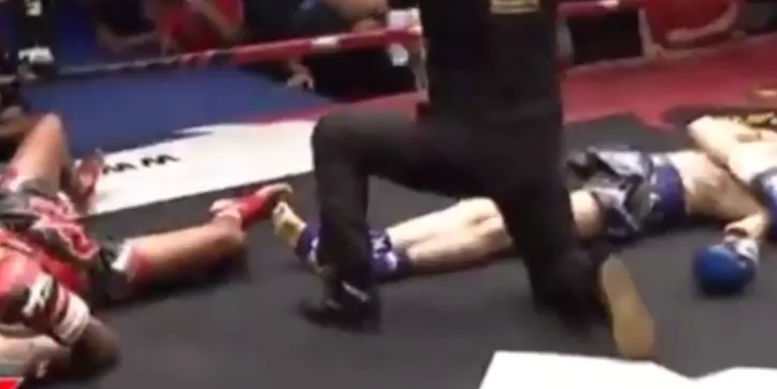Лежать всем! Тайские боксёры одновременно отправили друг друга в нокдаун!