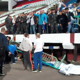 Обрушилось ограждение стадиона - 10 человек упали с высоты