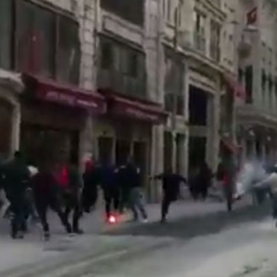 Турецкие и греческие фаны устроили войну на улицах Стамбула