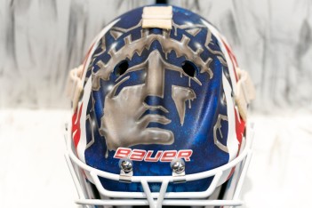 В твиттере команды НХЛ основного на матч вратаря представили четыремя фотографиями его шлема