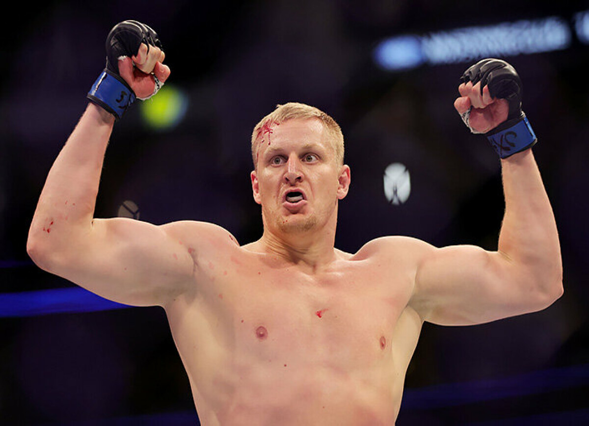 Русский десантник нокаутировал американца на UFC 277! Иностранцы на YouTube: Павлович - самый страшный тяжеловес в мире!