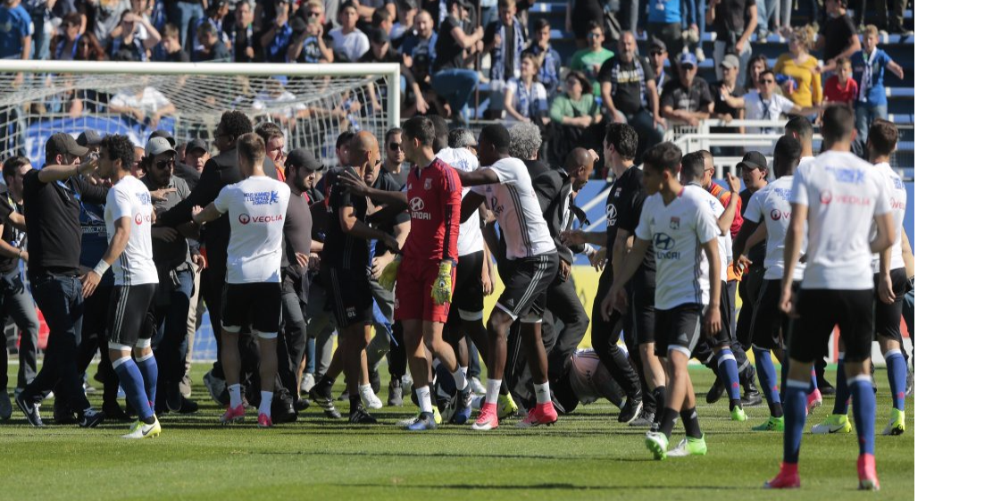 Французские фанаты напали на футболистов "Лиона" прямо на поле