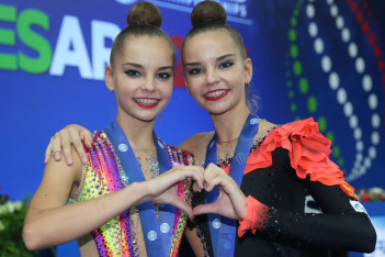 Сестры-красотки Аверины и их пушистая подруга умилили Олимпийский твит-канал