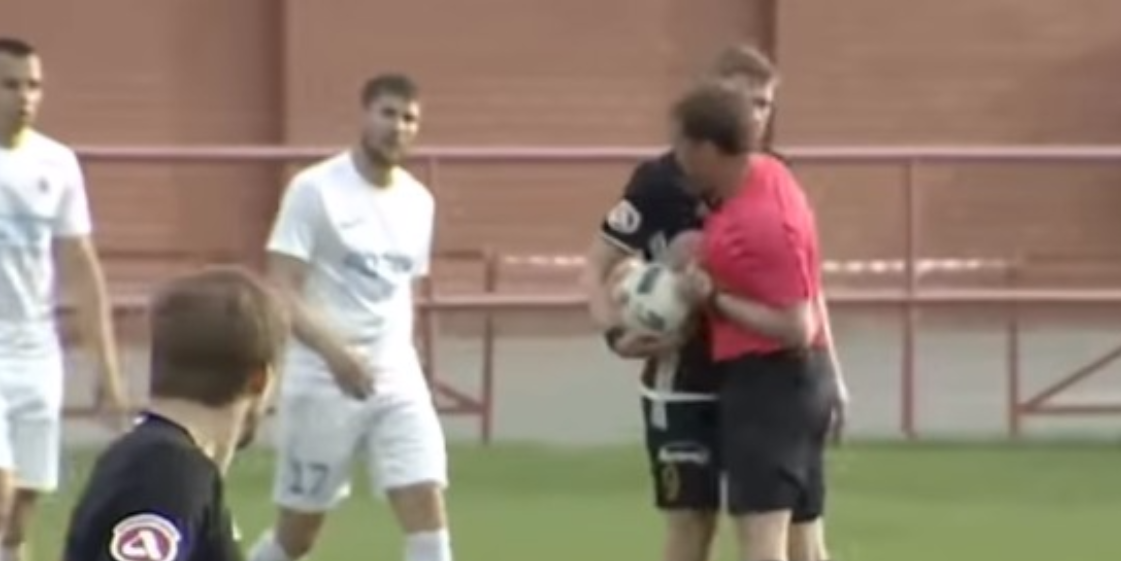 В России футболист ударил судью головой во время матча