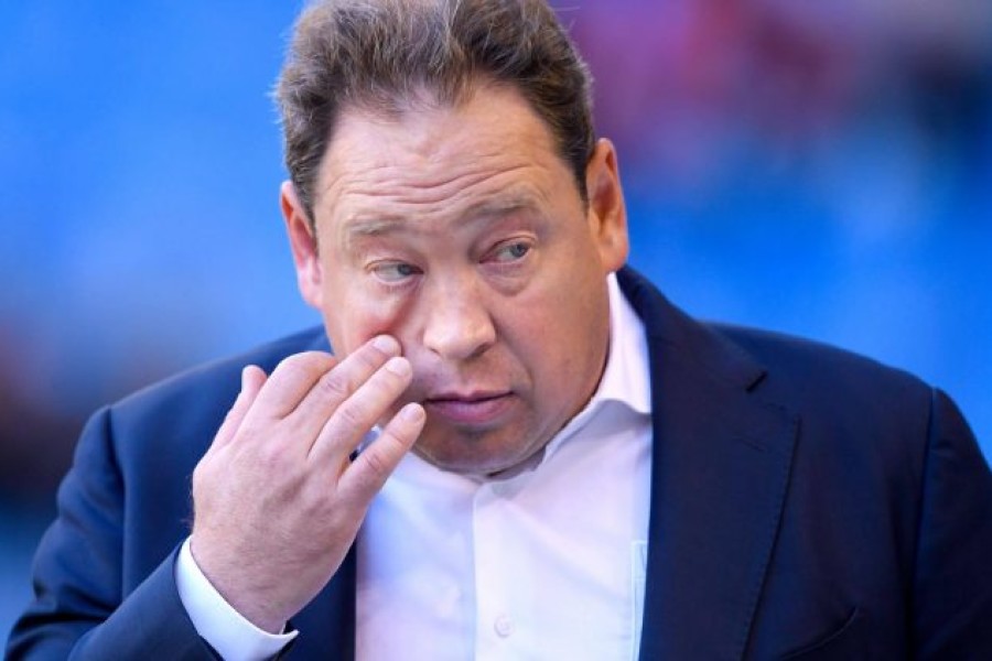 «Ужасно трусливый тренер» - после поражения от «Аякса» болельщики из Арнема вновь гневятся на Слуцкого