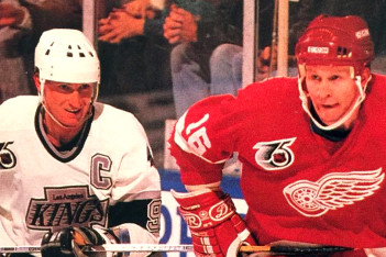 Владимира Константинова восторженно приветствовали болельщики во время матча чемпионата НХЛ в Детройте