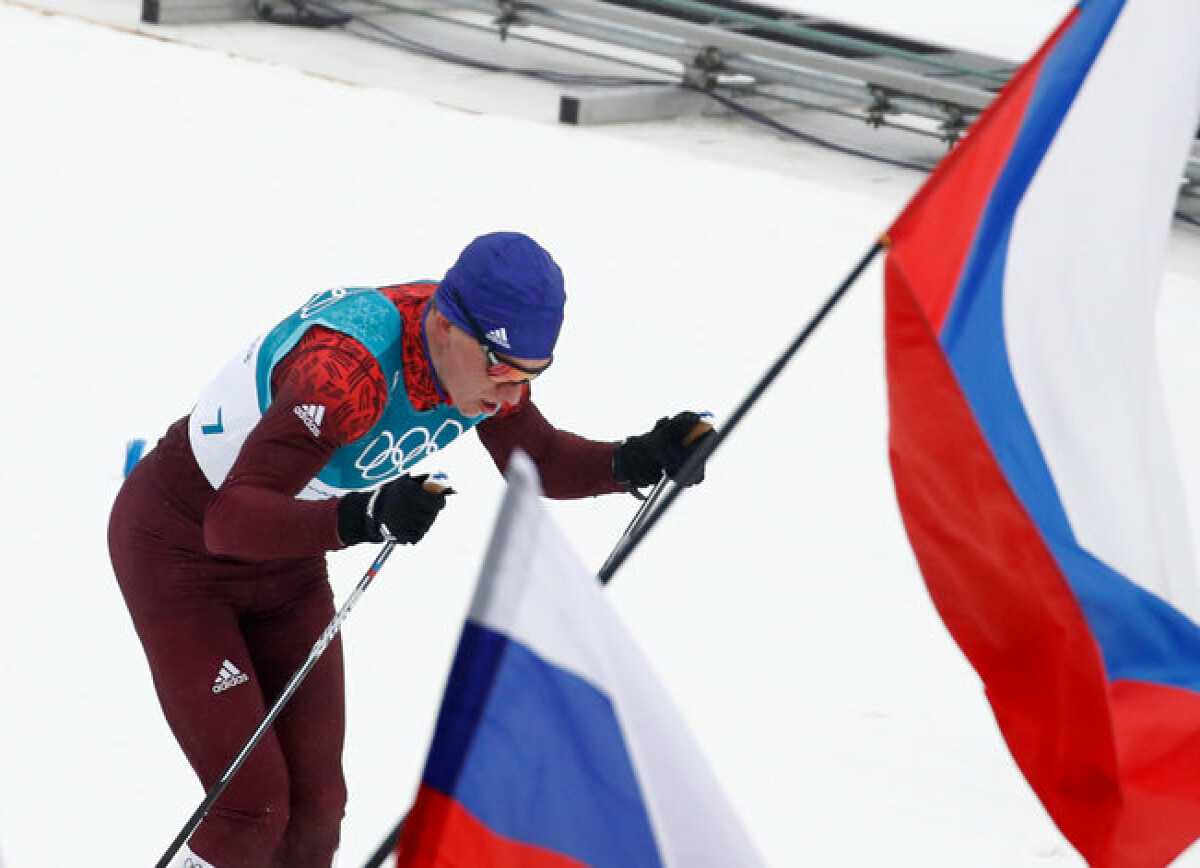 Closing russian. Лыжник с флагом России. Лыжные гонки российский флаг. Российский флаг на чемпионате мира по лыжам. Российские лыжники без флага.