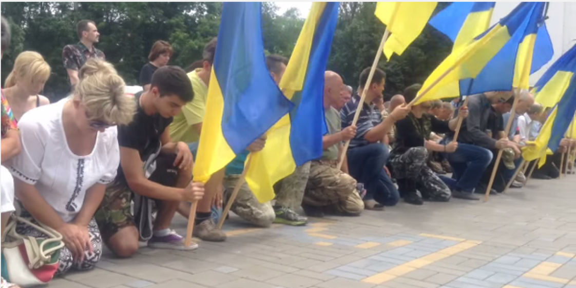 Украина на коленях. Украинцы на коленях. Украинские военные стоят на коленях. Украинцы с флагом.
