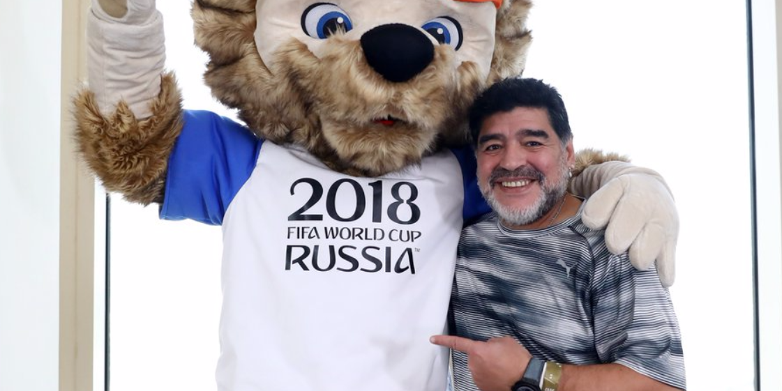 Марадона и Роналдиньо "сфоткались" с талисманом Чемпионата мира в России