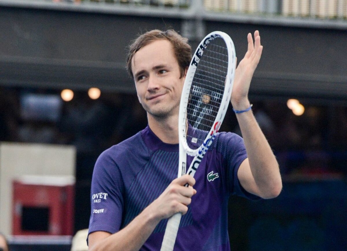 Даниил Медведев вышел во второй раунд турнира в Аделаиде из-за отказа соперника продолжить борьбу