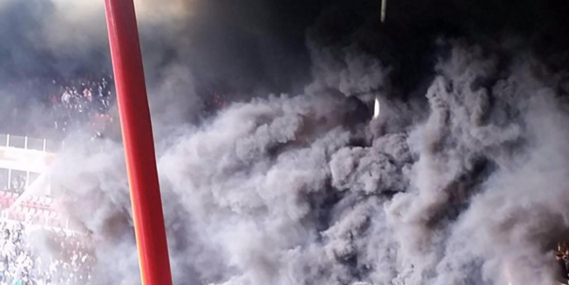 15 фанатов пострадали в Голландии из-за дымовых шашек