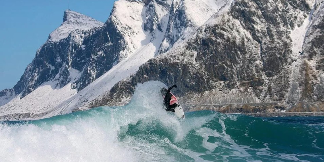 Сёрфинг зимой: завораживающее зрелище