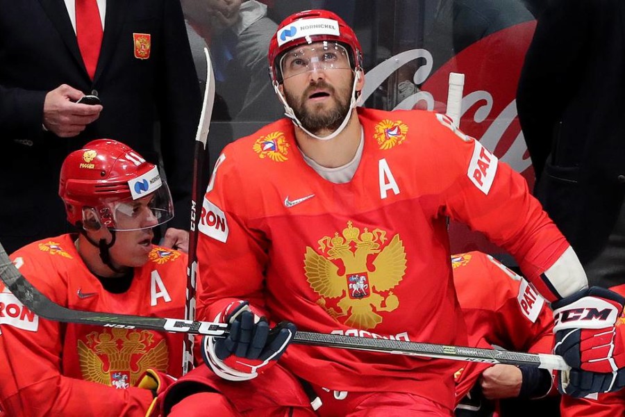 «Twitter» IIHF показал, как за счет молниеносной реакции Ови спас Дадонова от летящей ему в лицо шайбы