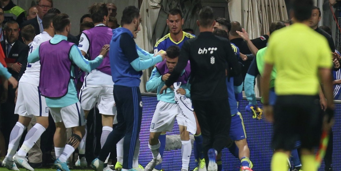 Матч Босния - Греция закончился дракой футболистов и выбитыми зубами