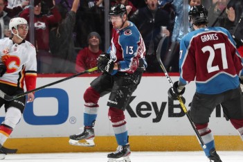 «Дайте Нюку пожизненный контракт!» - реакции денверских фанов на геройства преобразившегося Ничушкина в НХЛ