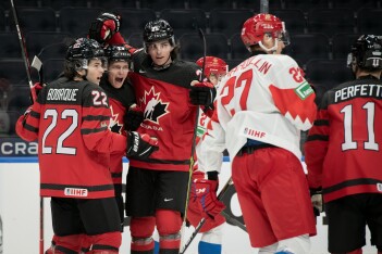 «Похоже, хоккей в России мертв»:  иностранцы в Twitter о поражении молодежки в матче с Канадой