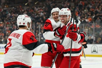 Американцы в восторге от Никишина, забившего первый гол в НХЛ: эту русскую суперзвезду «Каролина» ждала 5 лет