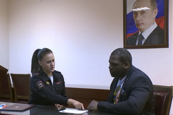 Иностранцы о видео вручения паспорта РФ американскому боксеру: это из комедийного жанра
