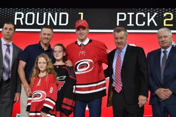 В Каролине о сыгравшем 500 матчей в НХЛ Свечникове: креативный мозг и мощь в одном игроке